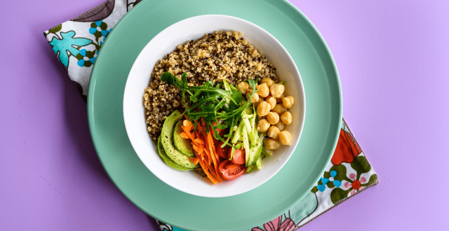 POWER BOWL WITH WHITE & RED QUINOA, CHICKPEAS AND VEGETABLES