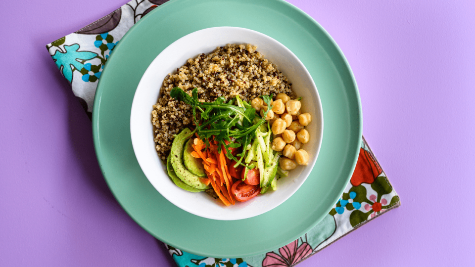POWER BOWL WITH WHITE & RED QUINOA, CHICKPEAS AND VEGETABLES